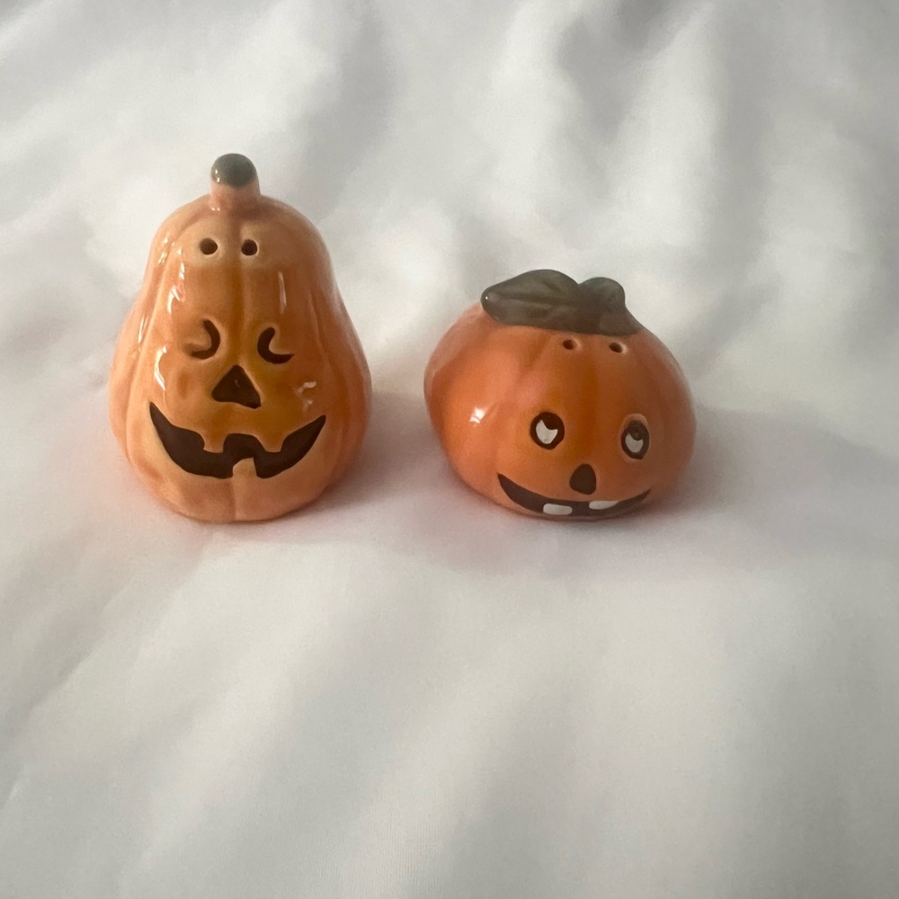 Vintage Halloween Salt & Pepper Shakers Pumpkin Happy Fun Goofy Gourd